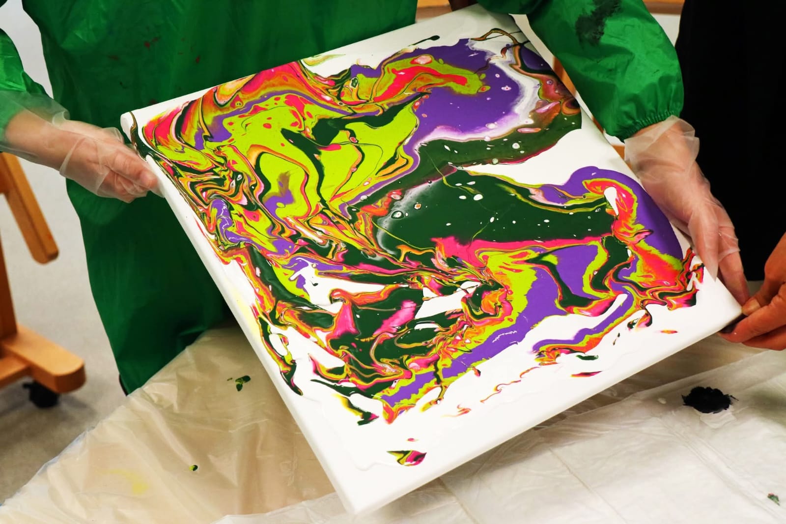 Afgerond Art Pouring kunstwerk in neon kleuren