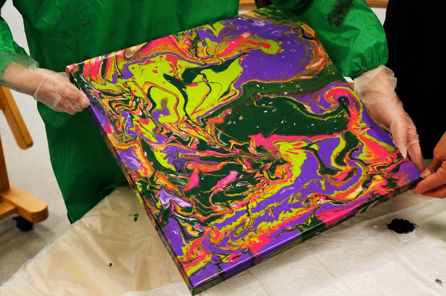 Afgerond Art Pouring kunstwerk in neon kleuren
